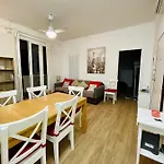 Affittacamere Castle Door House - Single With Double Beds Near Train Station