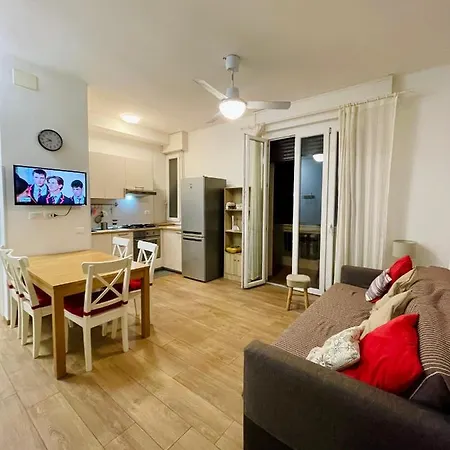 Castle Door House - Single With Double Beds Near Train Station 게스트하우스