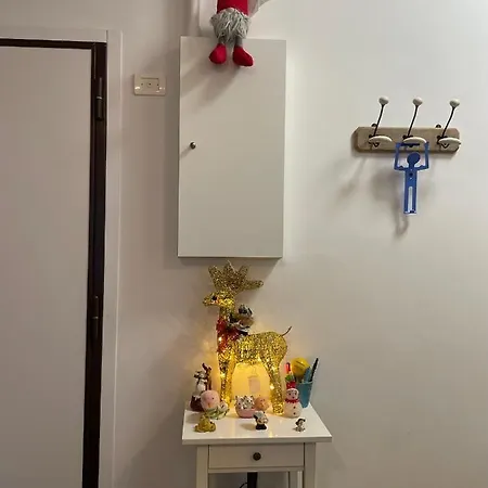 Castle Door House - Single With Double Beds Near Train Station בית הארחה