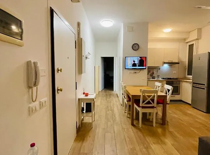 Гостевой дом Castle Door House - Single With Double Beds Near Train Station