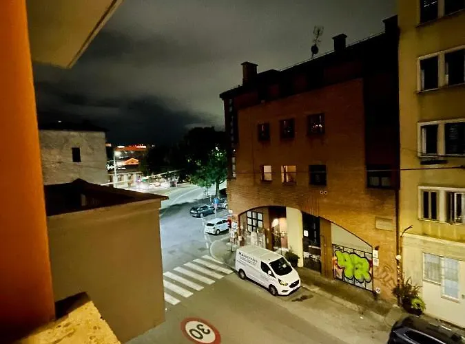 Gasthof Castle Door House - Single With Double Beds Near Train Station *